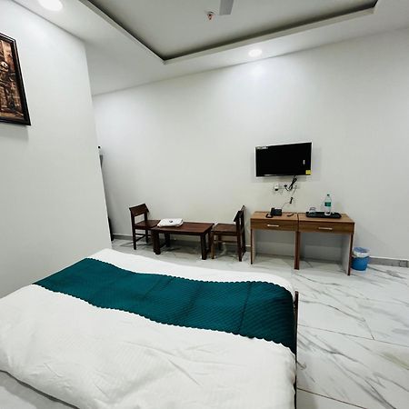 Townhouse Happy Habitat Guest House Большая Нойда Экстерьер фото