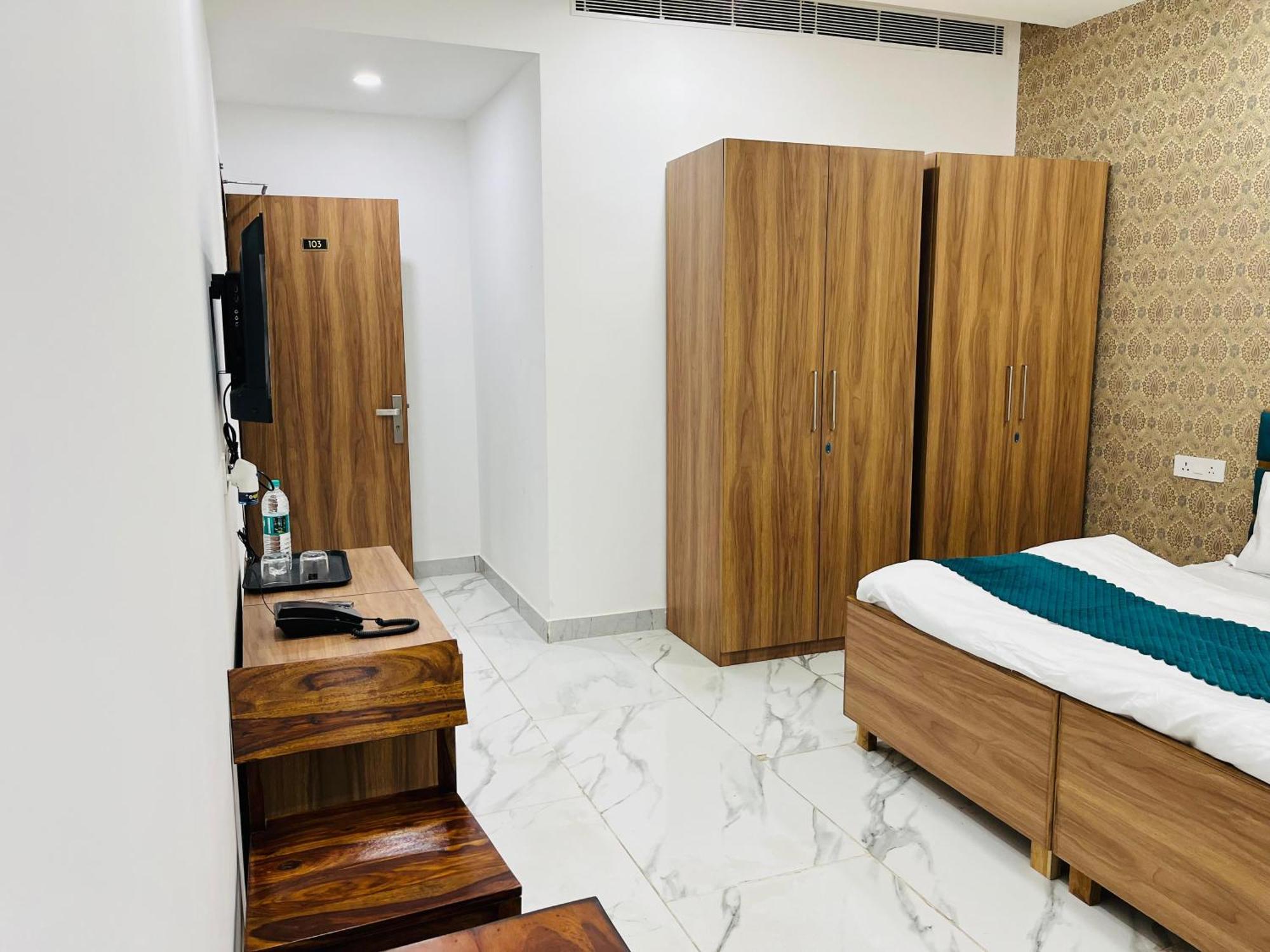 Townhouse Happy Habitat Guest House Большая Нойда Экстерьер фото