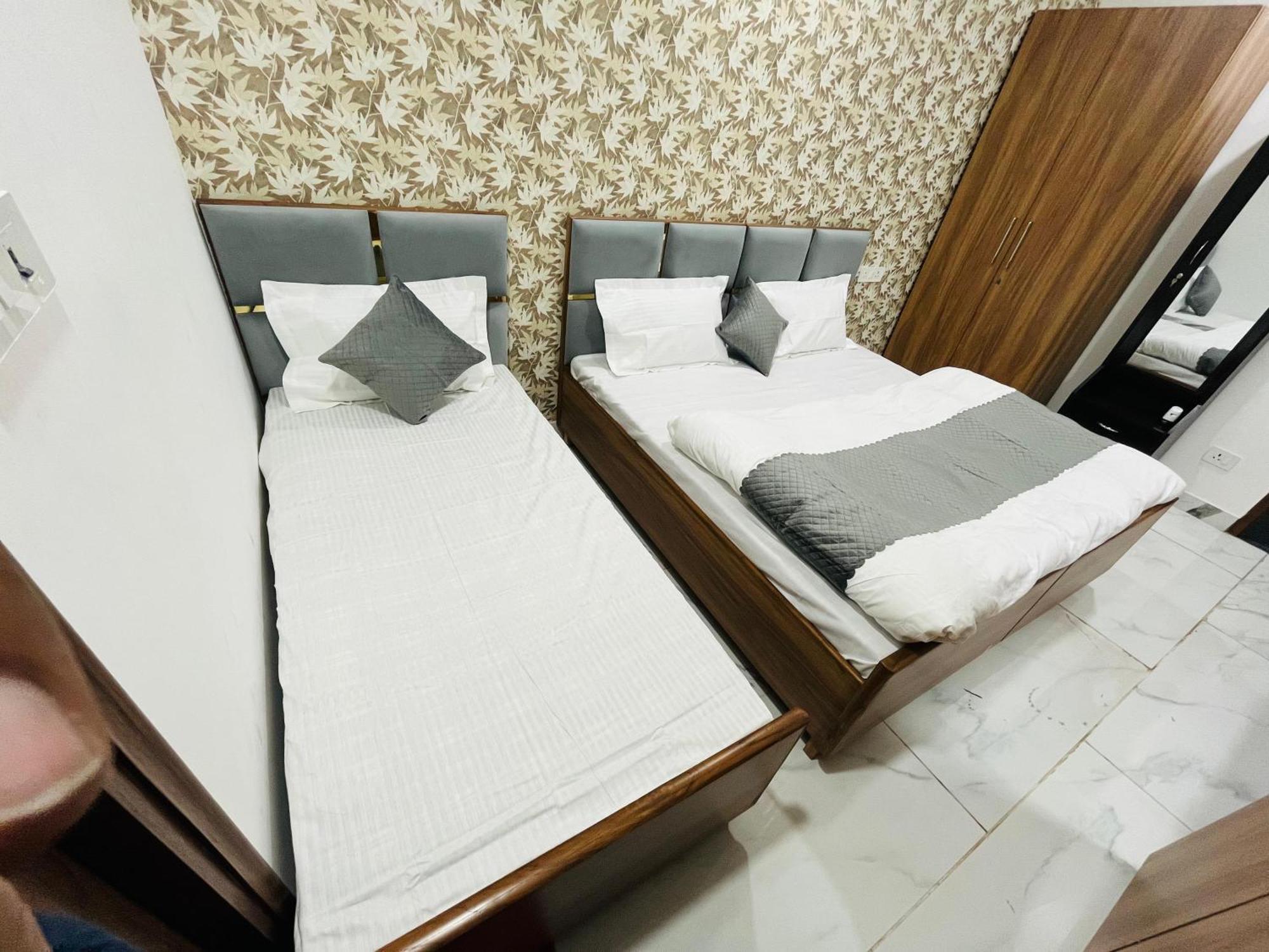Townhouse Happy Habitat Guest House Большая Нойда Экстерьер фото