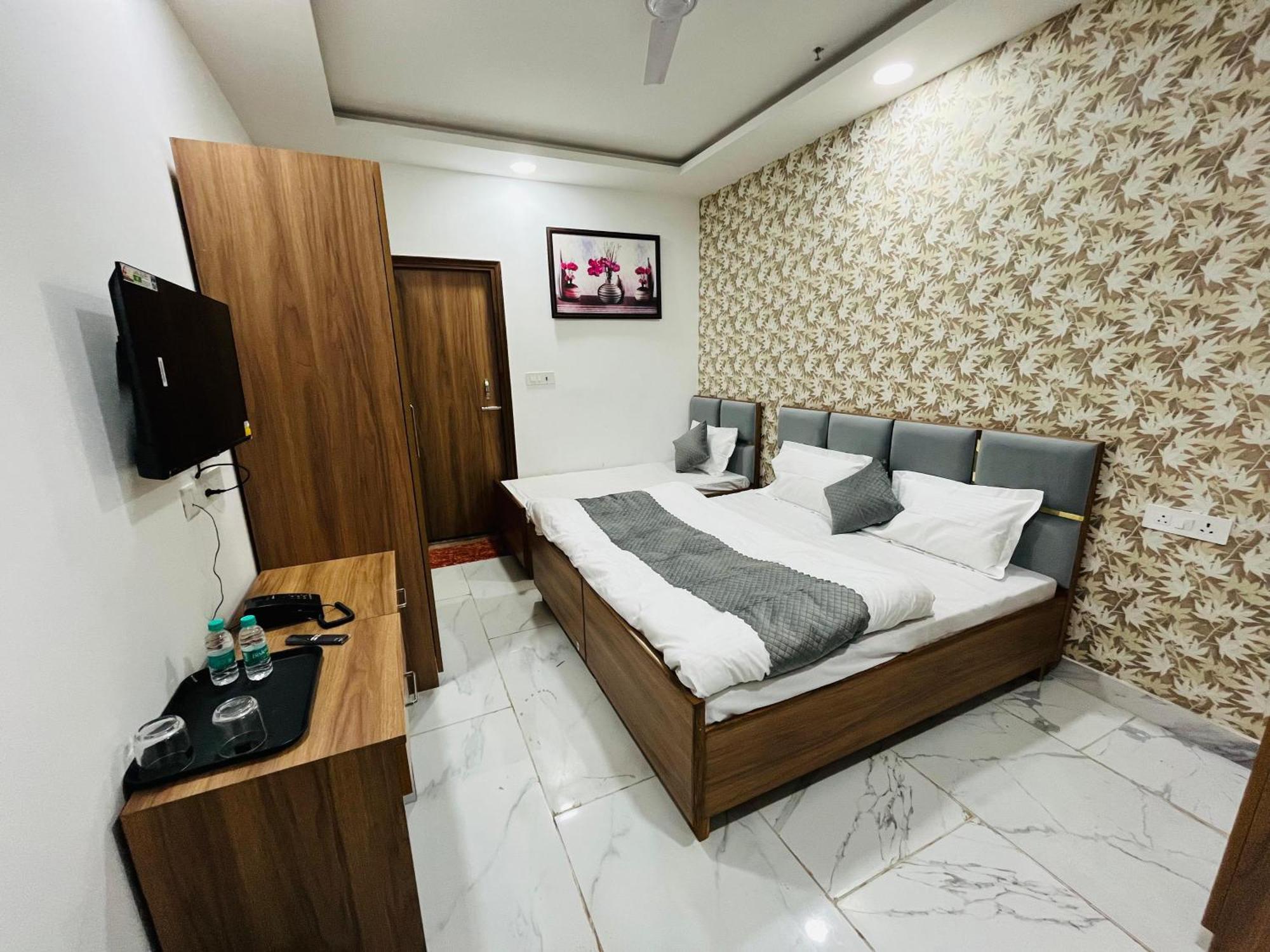 Townhouse Happy Habitat Guest House Большая Нойда Экстерьер фото