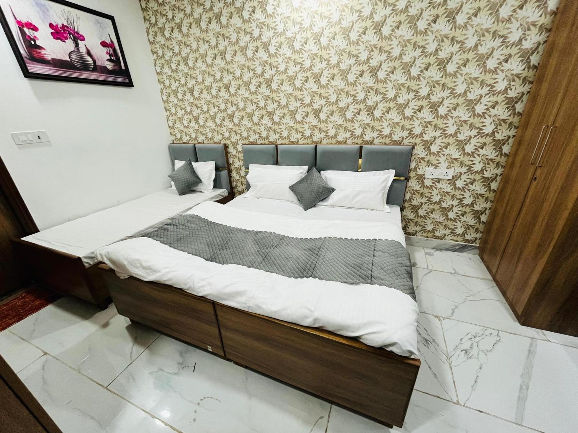 Townhouse Happy Habitat Guest House Большая Нойда Экстерьер фото