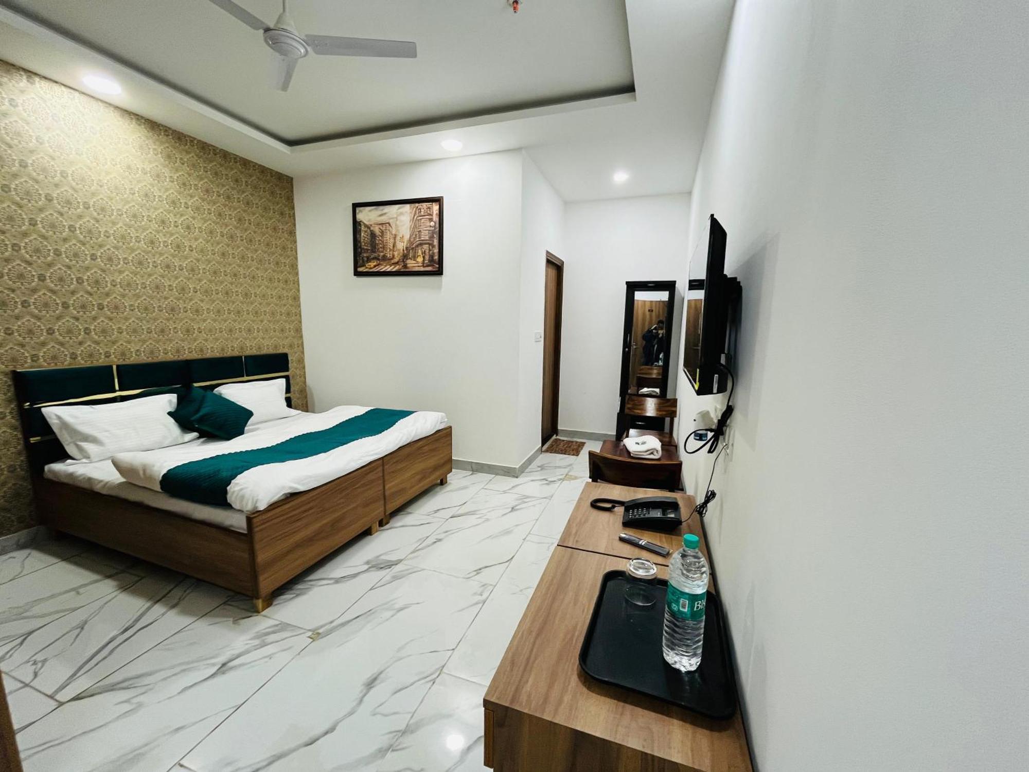 Townhouse Happy Habitat Guest House Большая Нойда Экстерьер фото